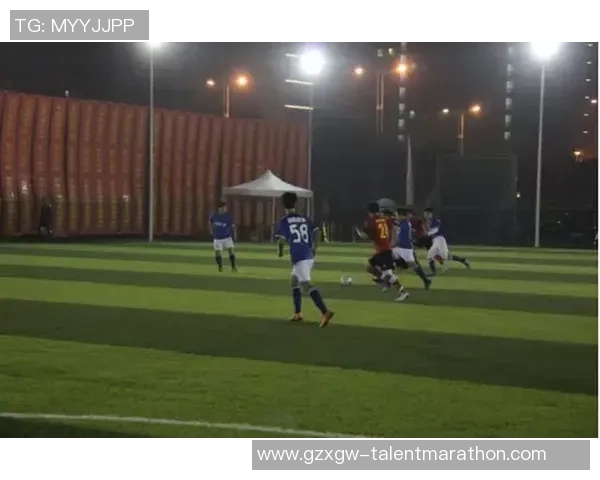 璀璨足球明星夜灯摆件点亮你的家居生活，尽享运动魅力与温馨氛围