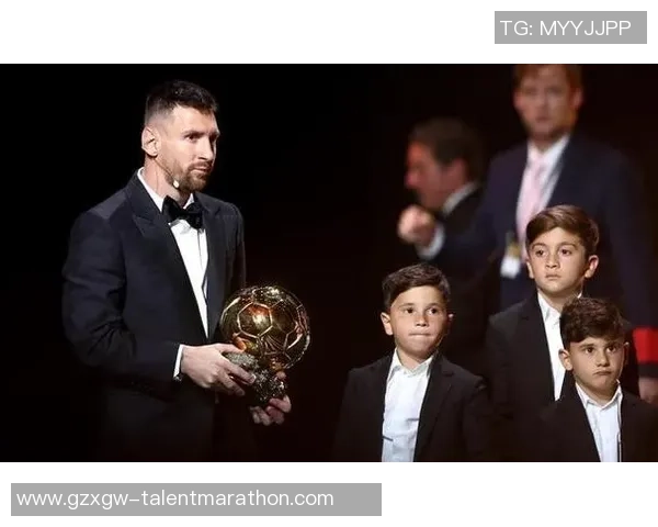 足球明星与儿子互动搞笑视频温馨瞬间引发网友热议与点赞