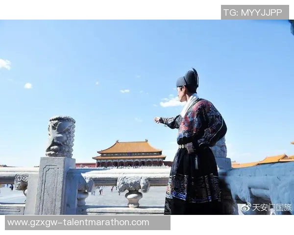 足球明星身着汉服展现传统魅力与现代风采的精彩瞬间